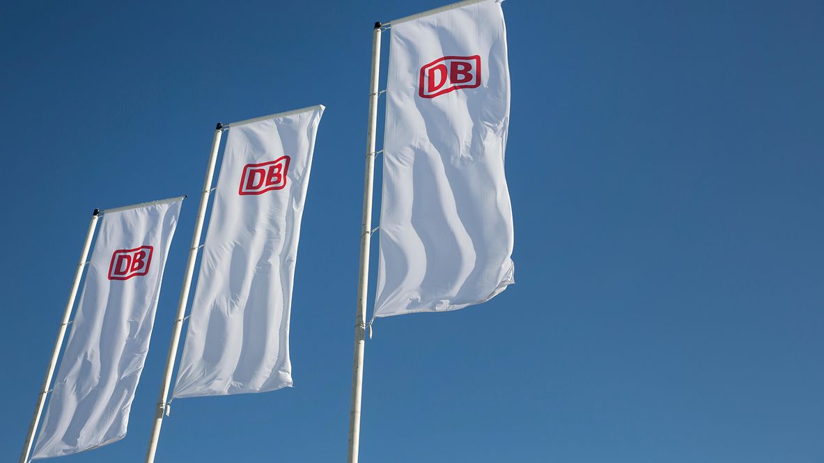 DB Flaggen wehen im Wind