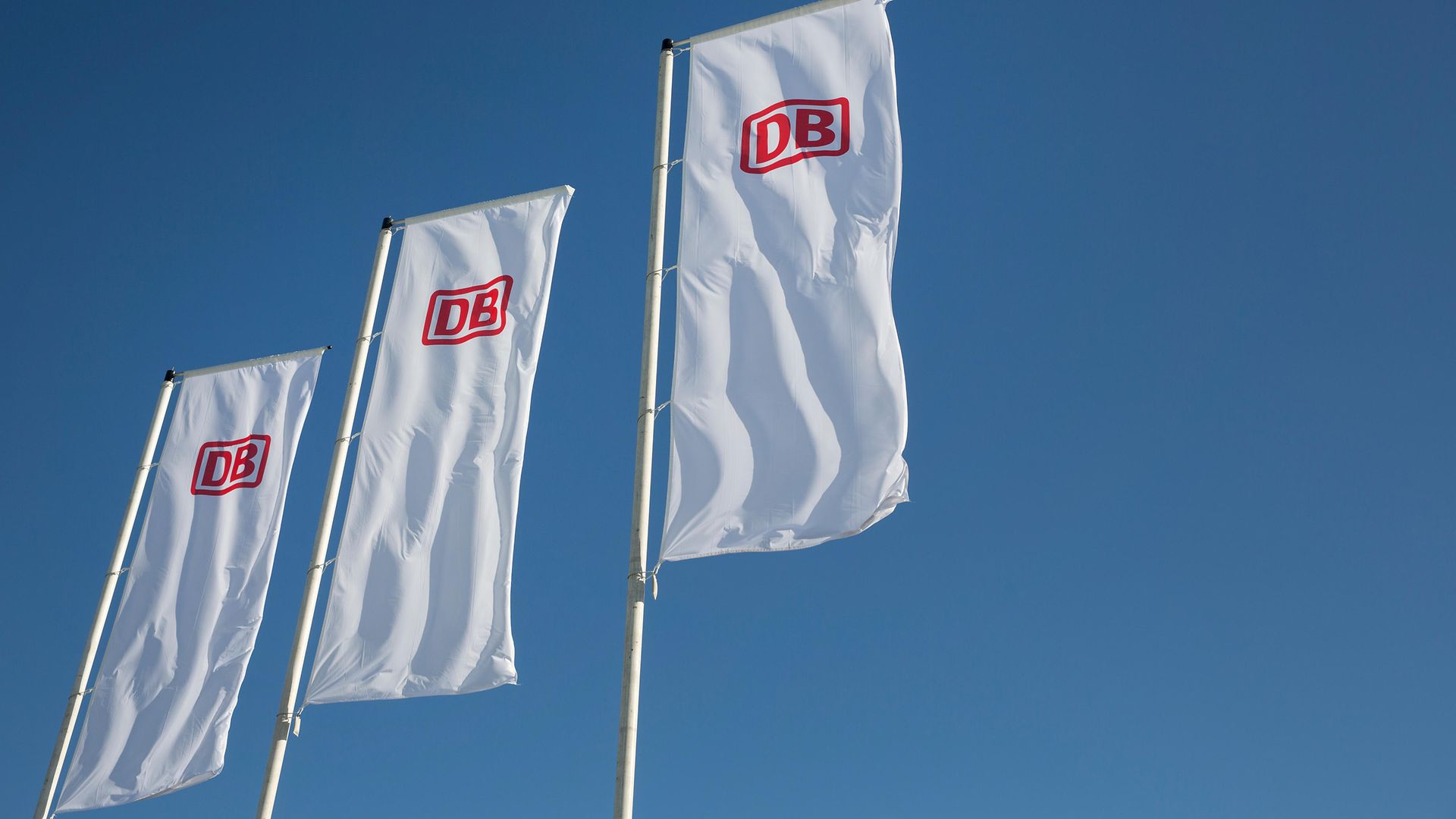 DB Flaggen wehen im Wind