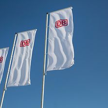 DB Flaggen wehen im Wind