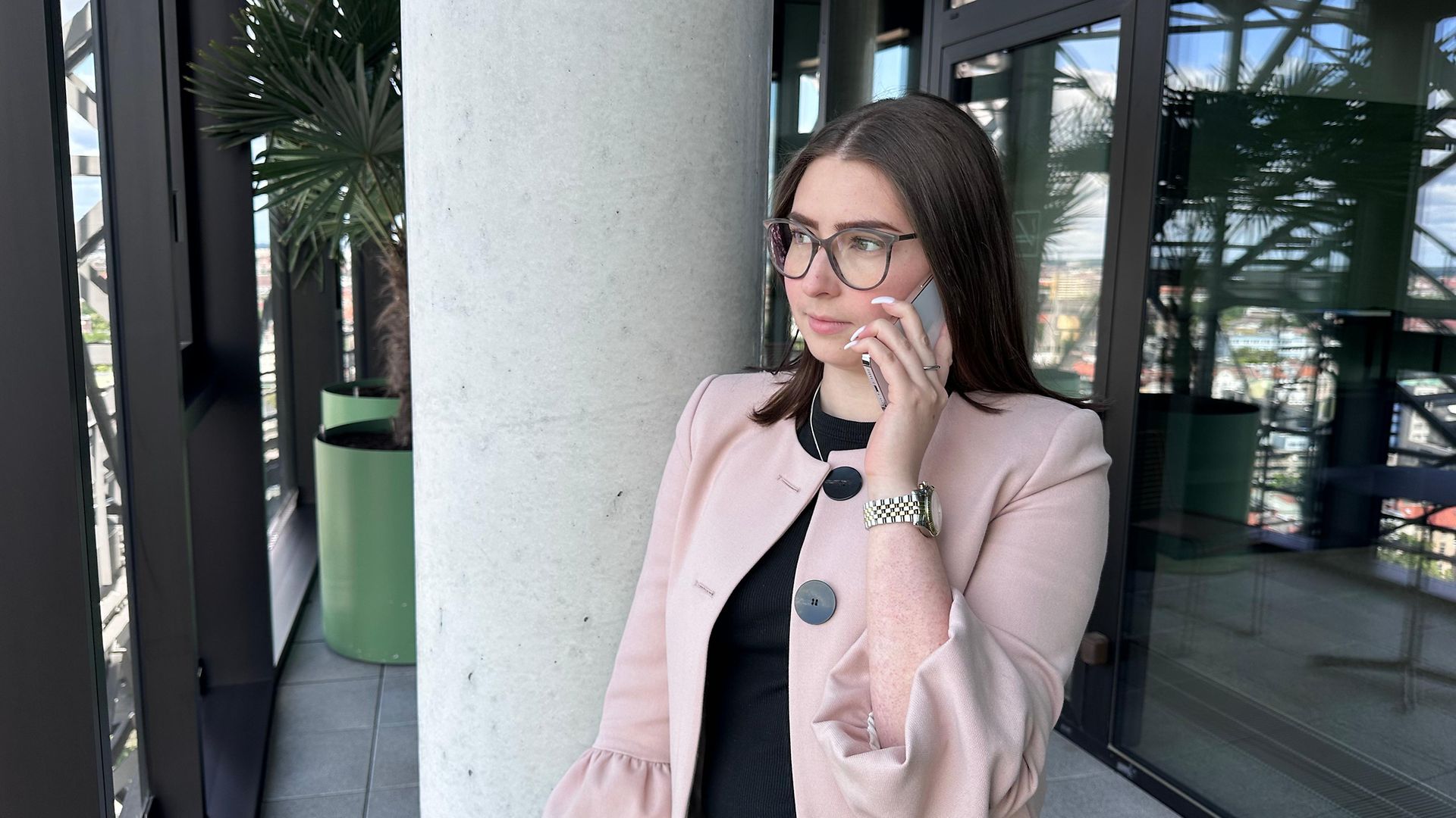 Mitarbeitende telefoniert im Außenbereich des EUREF Campus