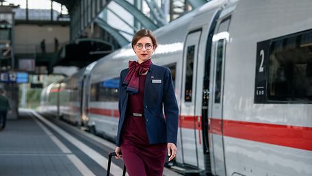 Serviceorientierte Mitarbeiterin bei der DB