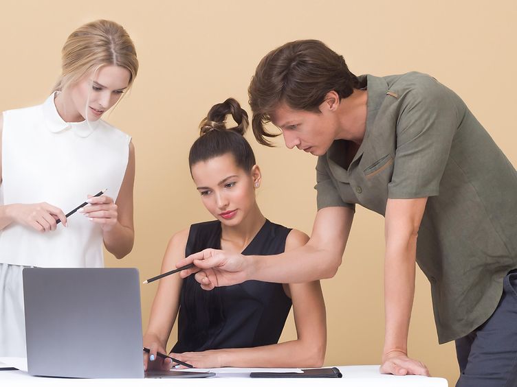 Drei-Menschen-am-Laptop