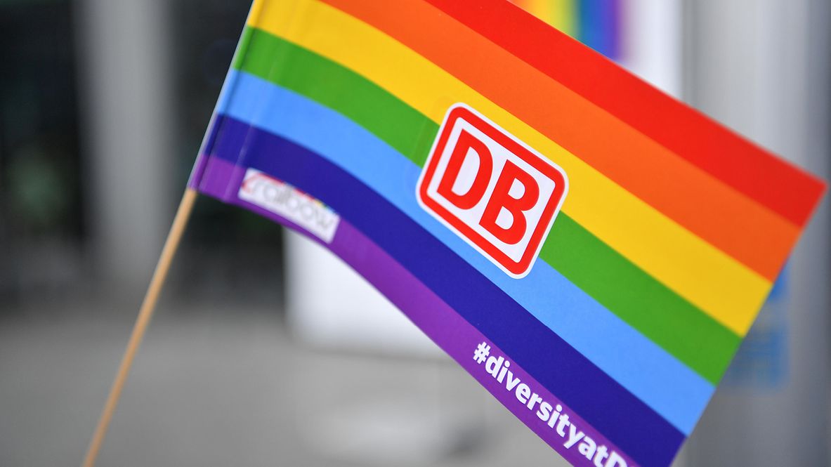 Regenbogenflagge mit Deutsche Bahn Logo