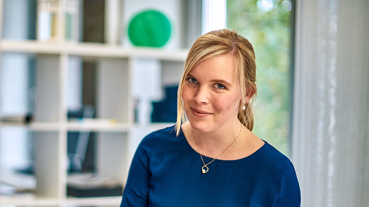 Eine Beraterin schreibt etwas auf