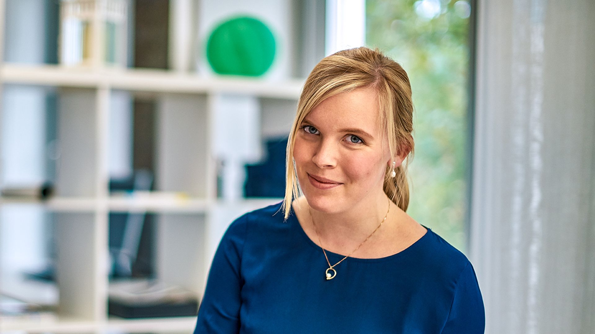 Eine Beraterin schreibt etwas auf