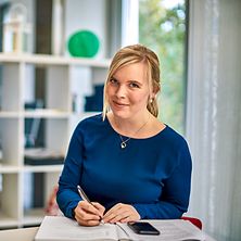 Eine Beraterin schreibt etwas auf