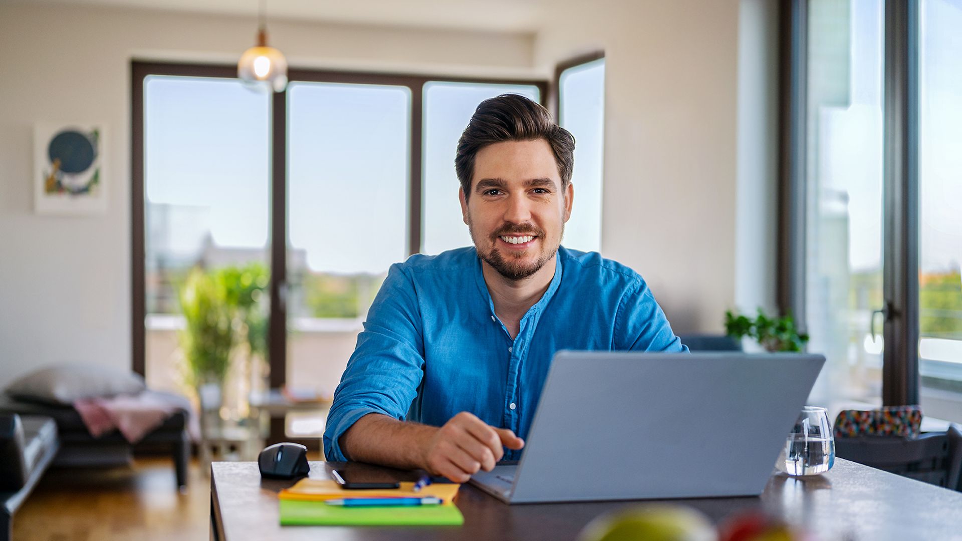 Ein Berater sitzt zuhause und arbeitet am Laptop